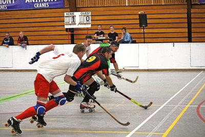 Rolhockey is vergelijkbaar met ijshockey, maar dan op rolschaatsen. © Skate Vlaanderen vzw