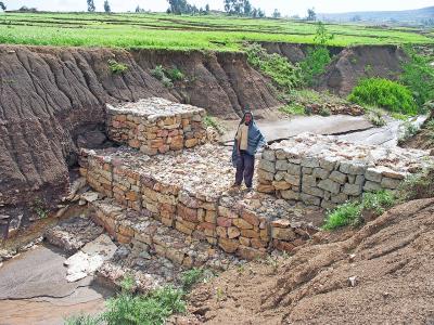 Met greppels, muurtjes en controledammen bestrijden boeren in Noord-Ethiopië de degradatie van de bodem. © Jean Poesen