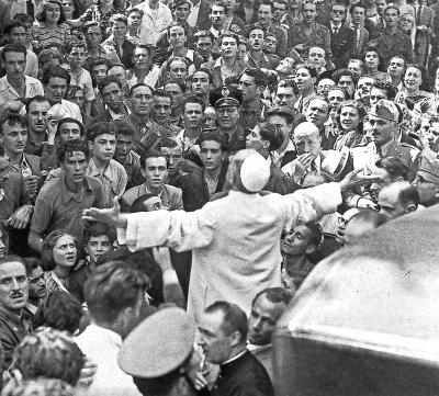Pius XII, hier in juli 1943, toen hij in Rome oorlogsslachtoffers wilde omarmen. © KNA-Bild