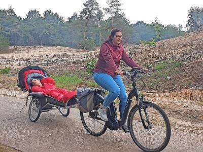 Chiara Lemmens en Thomas Van Esser fietsen door de Sahara in Lommel. „Prachtig, toch?” © Ilse Van Halst