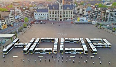Op het hoogtepunt van de eerste golf vormden zeventien autobussen van De Lijn het woord ‘hoop’ op de Grote Markt in Sint-Niklaas. © Belga Image