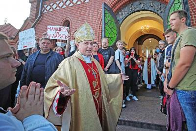Katholiek protest tegen president Alexander Loekasjenko aan de kerkdeur. © Belga Image