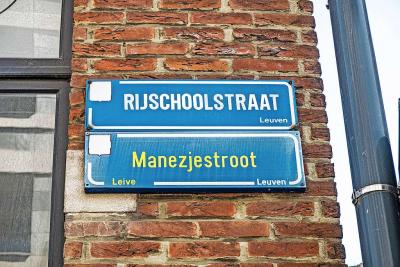 In Leuven worden de straatnaambordjes vergezeld door eentje met de straatnaam in de volksmond. © Luk Vanmaercke
