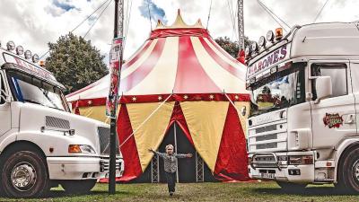 Barones is een van de laatste traditioneel rondreizende circussen in Vlaanderen. © Tom Van Mele