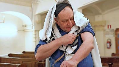 In een filmpje over de Israëlitische eredienst kom je meer te weten over de betekenis van de riemen. © PARCUM/KADOC