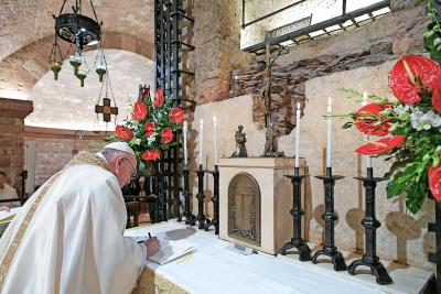 Paus Franciscus ondertekent Fratelli tutti op het graf van Sint-Franciscus in Assisi. © KNA-Bild
