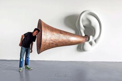 Evocatie van Beethovens oortrompetten door John Baldessari. © Timo Ohmer/BOZAR