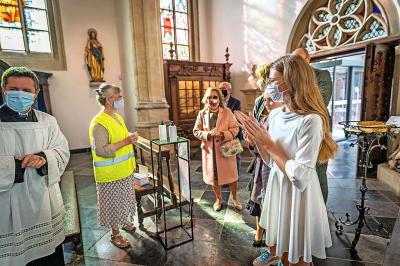 De Kerk steunt op vrijwilligers, zoals dit coronaproof onthaal in Sint-Truiden. © Rudi Van Beek