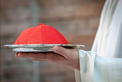Tijdens een consistorie ontvangen nieuw gecreëerde kardinalen het rode kalotje. © KNA-Bild
