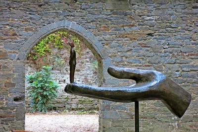 In de abdij van Villers-la-Ville reiken twintig bronzen gidsen bezoekers de hand. © Thierry Renauld