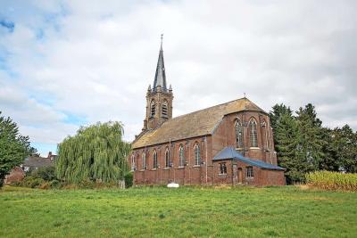 De ‘Franse’ kerk in het Belgische grensdorp Abele wordt sinds 1958 bediend door het bisdom Brugge. © Marijn Fotografie