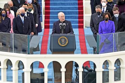 President Joe Biden verzocht jezuïet Leo O’Donovan bij zijn inauguratie een religieus woord te spreken. © Belga Image