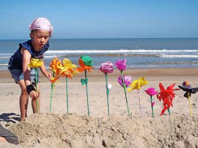 Wie verkocht er nooit zelfgemaakte papieren bloemen op het strand? © Erfgoedcel Kusterfgoed