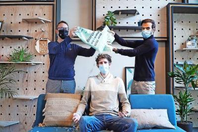 Het trio achter het jonge bedrijf: Niels Desot (links), Dimitri Devroe (rechts), met in het midden puzzelontwerper Lars Dombrecht.  © Puzzle in a bag