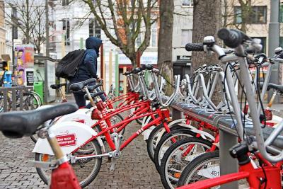 Een stedeling die niet kan fietsen, kan met vervoersarmoede kampen. © Jozefien Van Huffel
