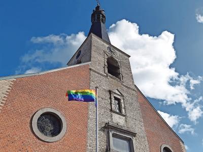 Na de moord op David Polfliet in maart hesen diverse parochies de regenboogvlag, en toen kwam plots het responsum uit Rome. © Gerry Bellekens
