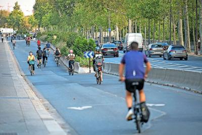 Steden als Parijs geven onder meer versneld ruimte aan fietsers. © Belga Image