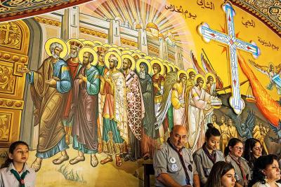Grieks-orthodoxen in Beiroet scharen zich onder de heiligen die op weg zijn naar het hemelse Jeruzalem. © Belga Image