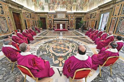 De paus, de opperste wetgever van de Kerk en van Vaticaanstad, ontvangt Vaticaanse rechters in ornaat. © Belga Image