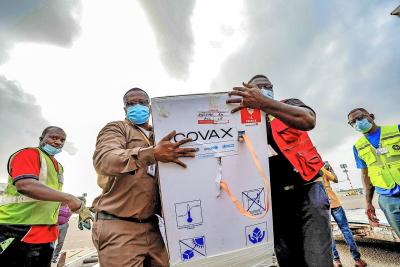 AstraZenecavaccins worden uitgeladen op de luchthaven Kotoka, in Ghana. © Belga Image