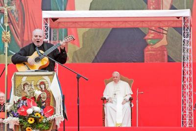 Kiko Arguello, stichter en leider van de Neocatechumenale Weg, zingt een lied bij een viering met de paus. © Belga Image