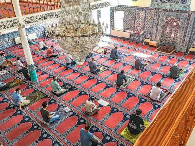 Gelovige Turkse moslims verzamelen voor een coronaveilig gebed in de Eyyüp El-Ensari moskee in Zele. © Christof Bouweraerts
