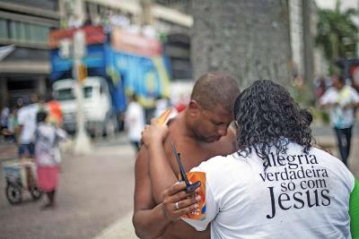 Straatevangelisatie in Brazilië. Een kwart van de bevolking behoort tegenwoordig tot een protestantse groep. © Belga Image