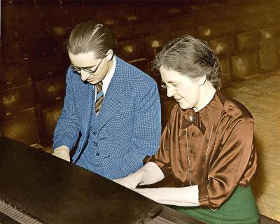 Nadia Boulanger (rechts) was een internationaal gewaardeerde componist, dirigent, pianist en lesgever. © Belga Image