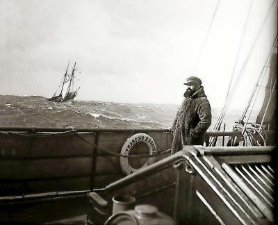 Aalmoezenier ter zee Abbé Cremon aan boord van het hospitaalschip François d’Assise. © Collectie NAVIGO