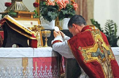 Tijdens de eucharistie volgens de buitengewone ritus wendt de celebrant zich naar het hoogaltaar, naar het oosten. © KNA-Bild