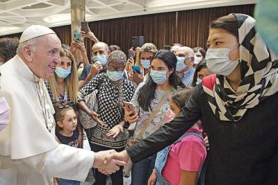 Onlangs ontmoette paus Franciscus pas uit Afghanistan aangekomen vluchtelingen. © Belga Image