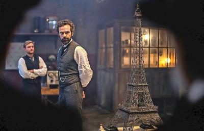Een twijfelende Gustave Eiffel oog in oog met de maquette van zijn toren. © WW Entertainment
