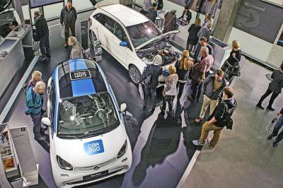 De deeleconomie groeit. Een autobedrijf presenteert speciaal ontworpen deelauto’s. © Belga Image