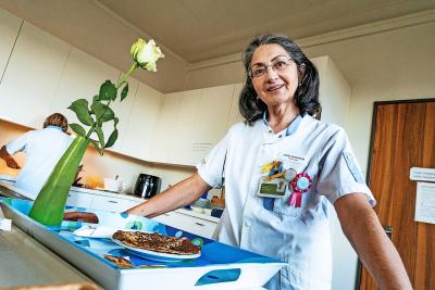 Elke woensdag krijgen Jo Baetens patiënten pannenkoeken en een roos. © Luk Vanmaercke