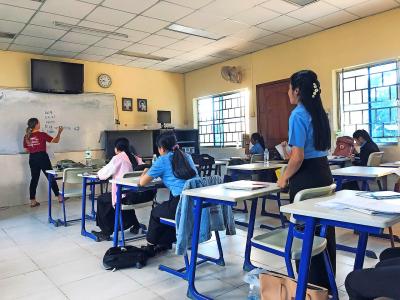 Thérèse Van Eyken in Cambodja, uitgezonden om er in een Don Boscoschool Engels te onderwijzen. © FIDESCO België