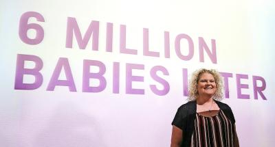De inmiddels 43-jarige Britse Louise Brown was in 1978 de eerste reageerbuisbaby. Intussen werd ze zelf op natuurlijke wijze moeder. © Belga Image