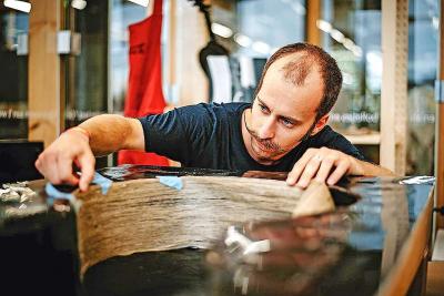 Tim Duerinck vervolmaakt zich al langer in het bouwen van strijkinstrumenten uit vlascomposiet. © Mathieu Van de Sompel