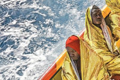 Vluchtelingen gered uit de Middellandse Zee. Ook Jona werd gered van de woeste baren. © Belga Image