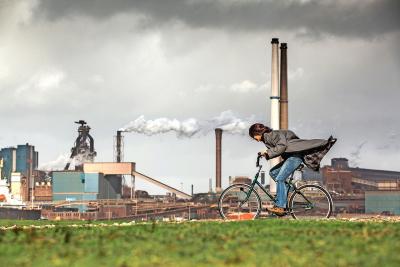 De fiets is het product van de industrialisatie, maar dient ook als woon-werkverkeer. © Belga Image