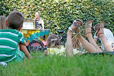 In Herentals wordt de hele zomer lang buiten voorgelezen. © De Verhalenweverij/Jessica De Sousa