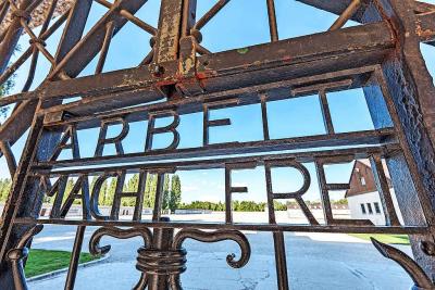 Toegangspoort van het concentratiekamp Dachau, waar op bevel van Himmler priesters werden opgesloten. © Belga Image
