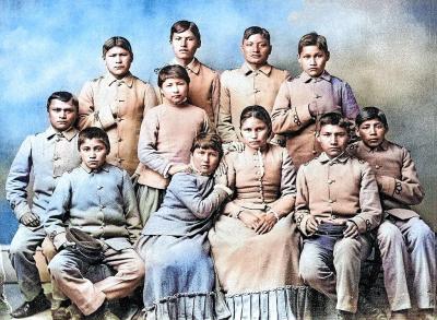 Niet zelden werden de lange haren van inheems-Amerikaanse kostschoolgangers geknipt bij aankomst. © Image Select