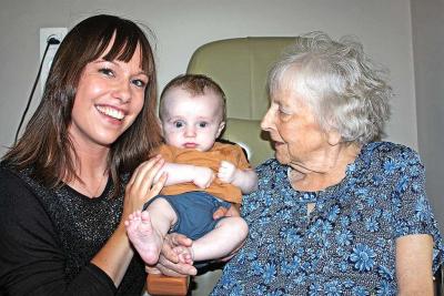 Oma Lisette Mostaert is blij dat achterkleinzoon Miel een christelijke opvoeding krijgt. © Bertrand Goethals