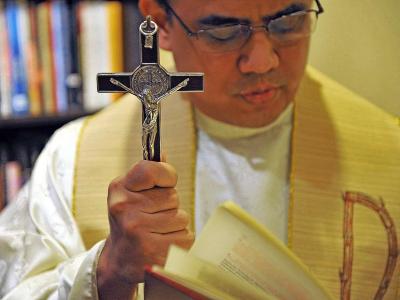 Priester Jose Francisco Syquia is de leidende exorcist van het aartsbisdom Manila en voert het project aan. © Belga Image
