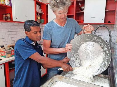 Geregeld ontstaan achter de kookpotten spontane interculturele ontmoetingen. © Kookploeg Gent Solidair