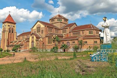 De kathedraal van Kisantu (Congo) met het beeld van jezuïet Emile Van Hencxthoven. © Belga Image