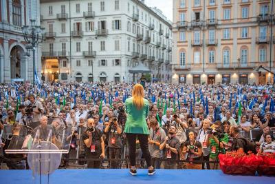 Giorgia Meloni spreekt tijdens de verkiezingscampagne aanhangers in Turijn toe. © Belga Image