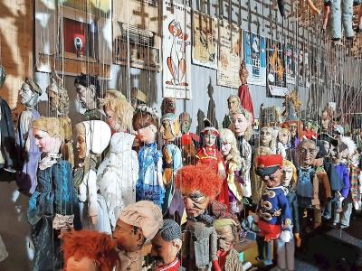Zowat 150 marionetten wachten op een glansrol. © Marionettentheater Kallemoeie