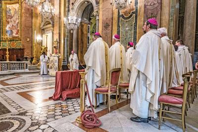 De afsluitende viering in de Santi Giovanni e Paolo, de titelkerk van kardinaal De Kesel in Rome. © Luk Vanmaercke