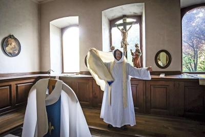 Pater Paul De Bois werd gefotografeerd te midden van zijn dagelijkse bezigheden. © Peter Boer